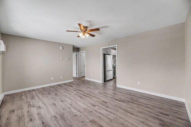 Building Photo - FOR RENT! Beautifully Remodeled 2 Bed/1 Bath Unit – Don’t Miss Out!
