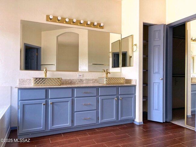 Building Photo - 7659 E Park View Dr