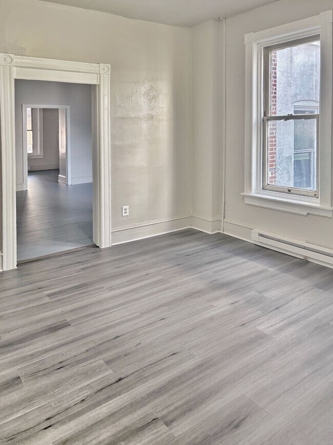 Building Photo - 422 W Allen St