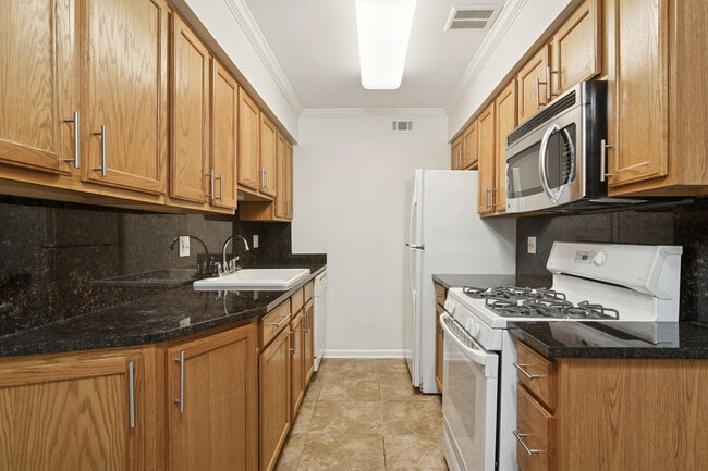 Building Photo - 1633 N Windsor Dr