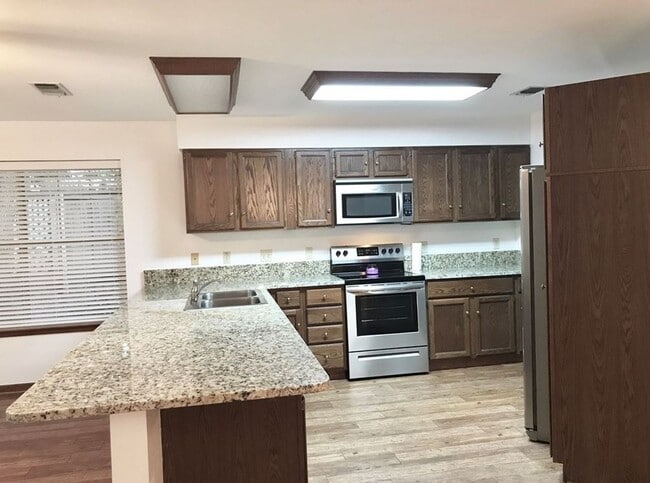 Building Photo - FOR LEASE!!