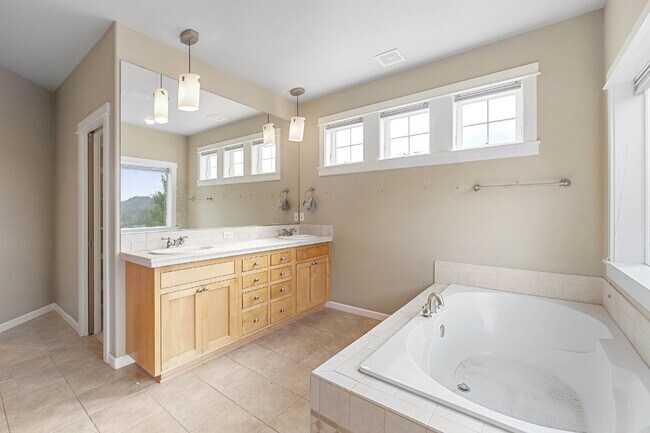 Building Photo - Beautiful, Spacious, Damascus Home with Incredible Views