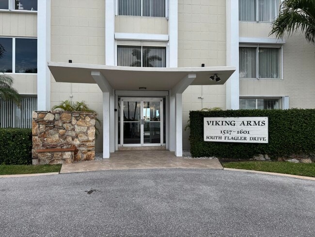 Building Photo - 1601 S Flagler Dr