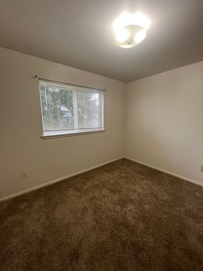 Building Photo - 2-Bedroom 1-Bathroom Apartment in 3 unit building