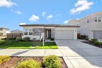 Building Photo - Beautiful Corner Lot 3 Bed 3 Bath Home