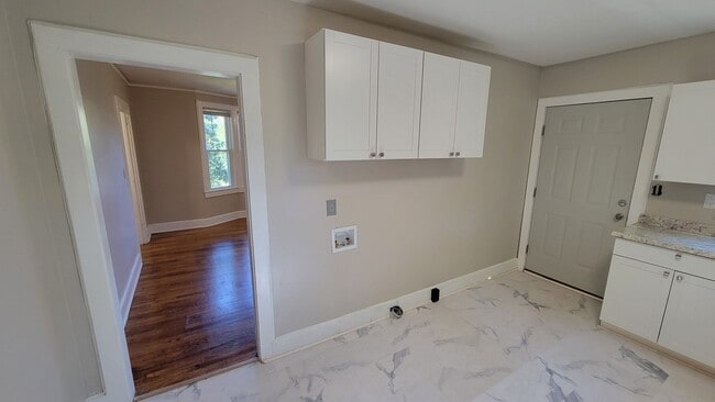 Building Photo - 3 Bed, 1.5 Bath Home Available in Greenville