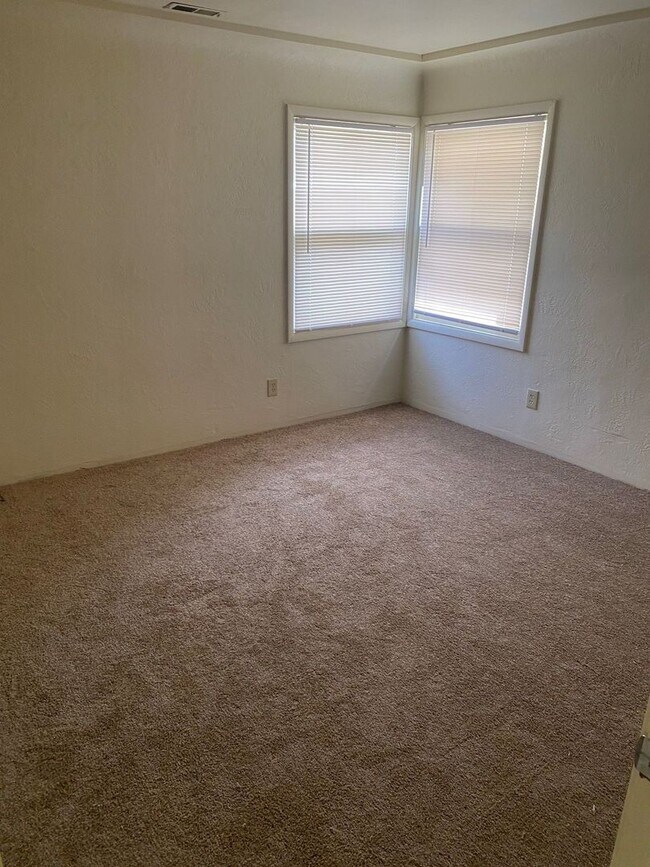 Building Photo - (487) 25th Street Duplex - 2 Bedroom / 1 B...