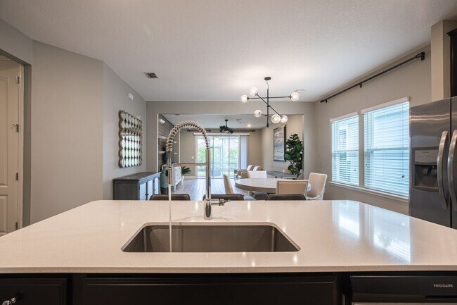 Building Photo - Stunning Home in Desirable Neighborhood
