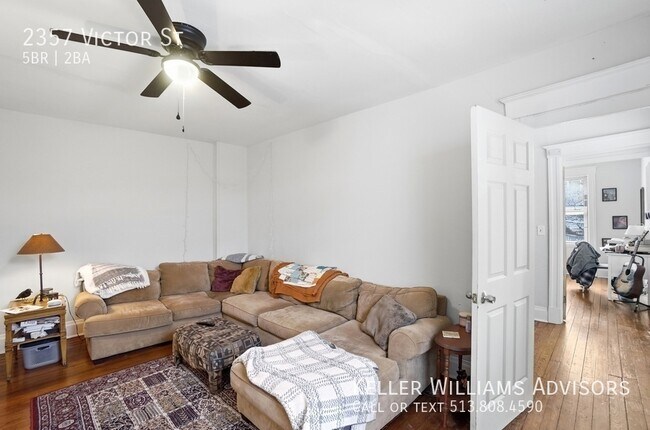 Building Photo - 2357 Victor St