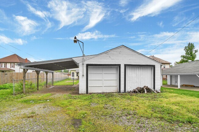 Building Photo - Large Single Family Rental - Available Now