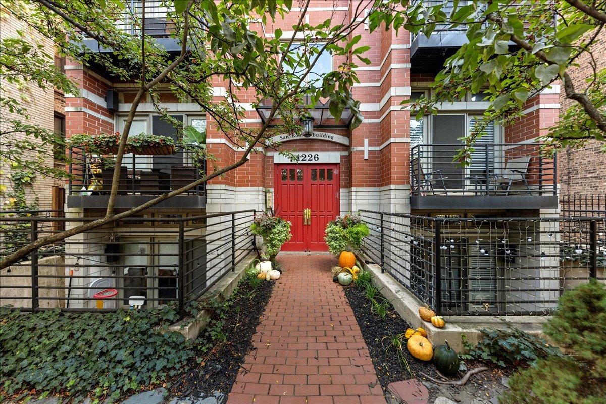 Building Photo - 4226 N Ashland Ave