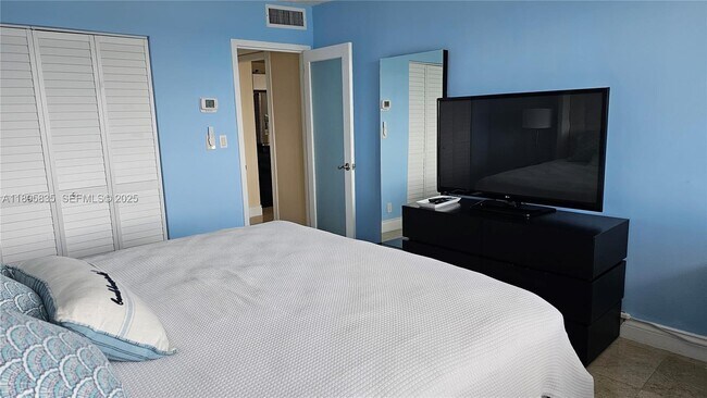 Building Photo - 3140 S Ocean Dr