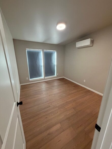 Building Photo - 833 W Stone St