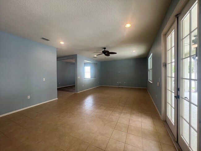 Building Photo - Beautiful 3 bedroom 2 bathroom pool home