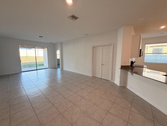 Building Photo - Rare find In-Law suite Home! Single family house with Separate entry and kitchen, laundry set!