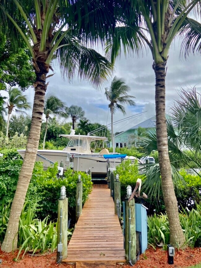 Building Photo - 4150 SE Whiticar Way