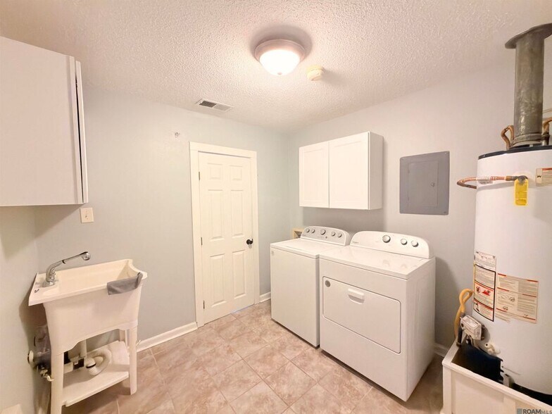 Building Photo - 15826 New Market Dr