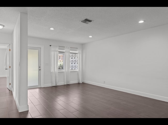 Building Photo - 2133 NE 56th Ct