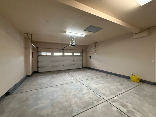 Building Photo - Private Cul-de-Sac Home in Gated Roseville Community with Views