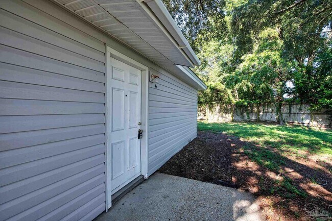 Building Photo - 1555 Green Briar Pkwy