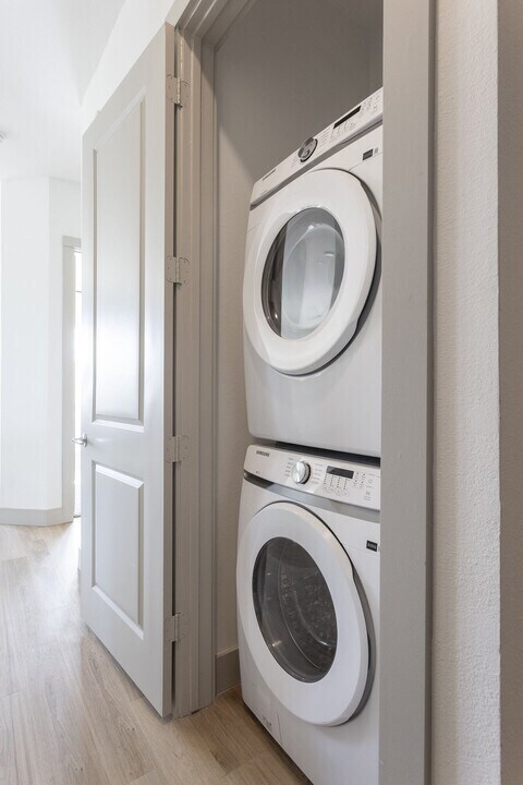 Building Photo - Massive Move-In Perks: 6 Weeks Free + $1,0...