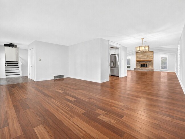 Building Photo - 800 Ridgemoor Dr
