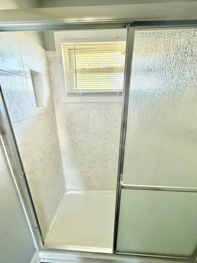 Building Photo - ***3 Bed Ranch with off-street parking and large yard!