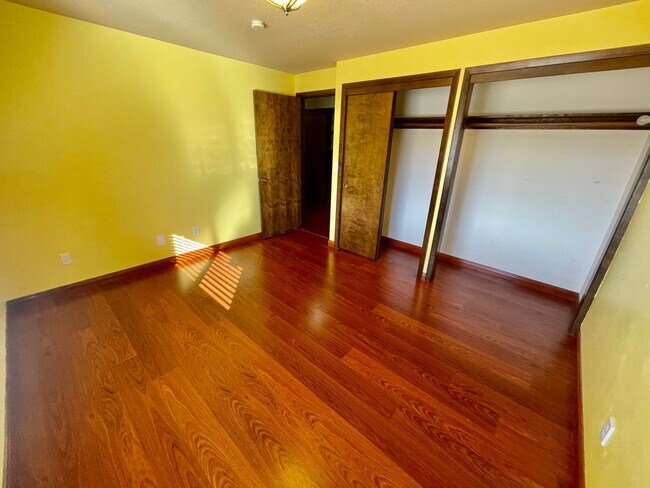 Building Photo - Sprawling 5bd/3bath Split-Level Home | Sto...