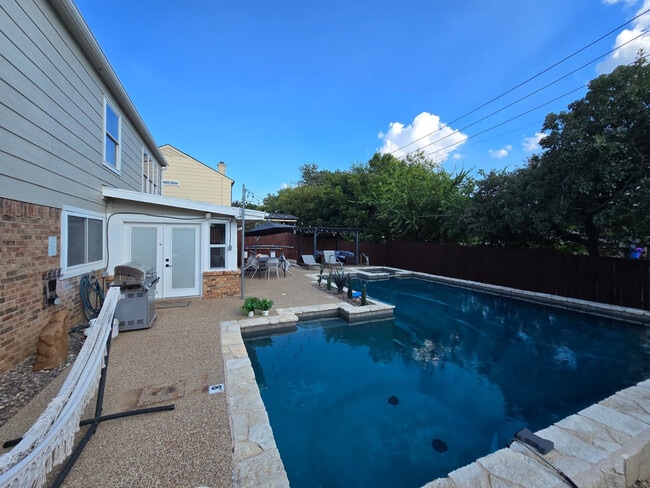 Building Photo - 6872 Greenleaf Dr