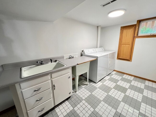 Building Photo - 3 bed 3 bath available!