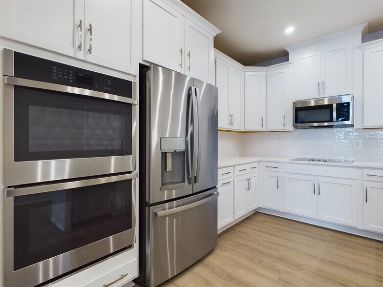Building Photo - 43801 Middleway Ter