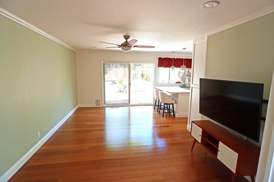 Building Photo - 530 Zircon Way