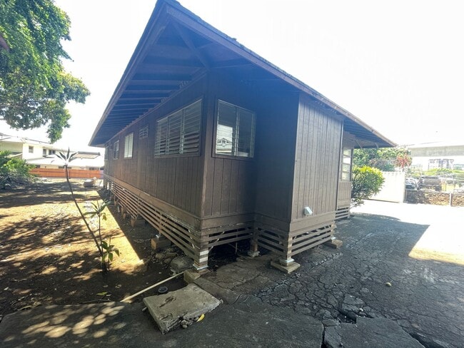 Building Photo - Beautifully Renovated Duplex in Prime Aiea...