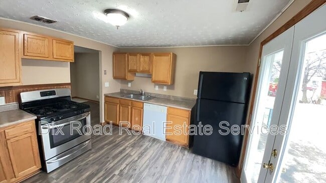 Building Photo - 163 Tecumseh Dr