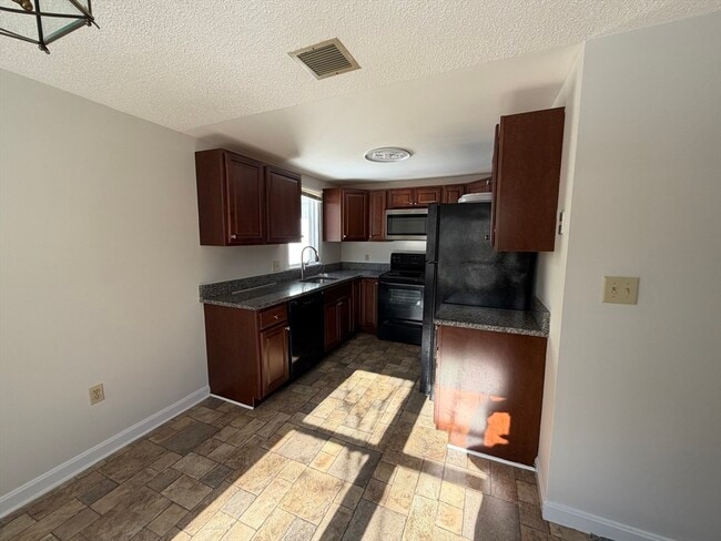 Building Photo - 213 Victoria Heights Rd