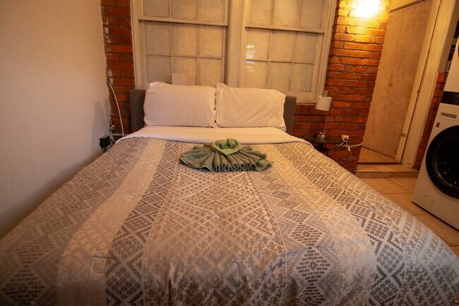 Building Photo - Office