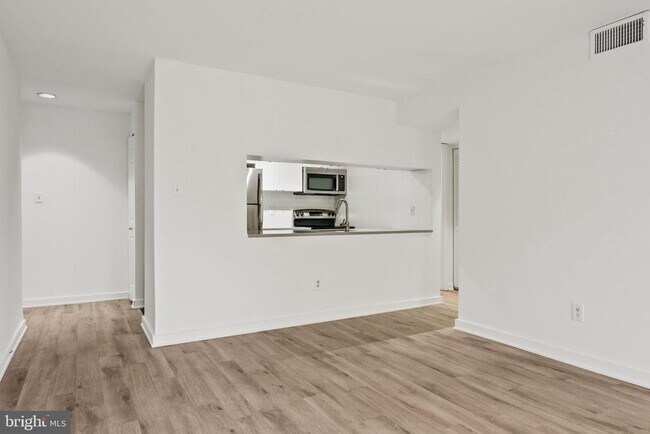 Building Photo - 601 24th St NW