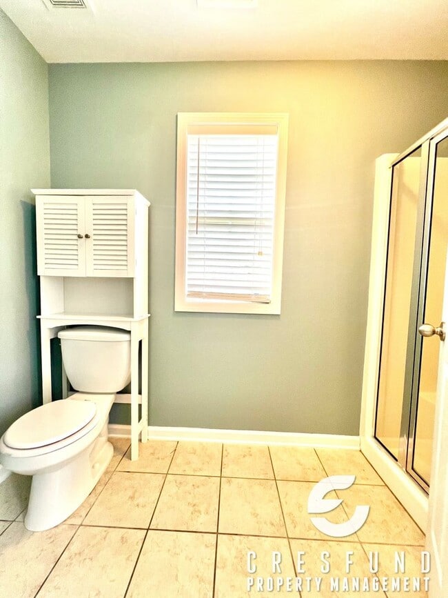 Building Photo - Freshly Painted and Spacious 4 Bedroom, 3 ...