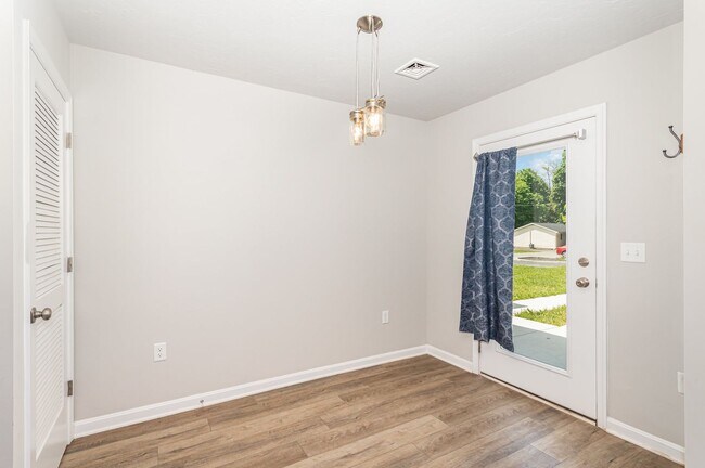 Building Photo - 652 N College St