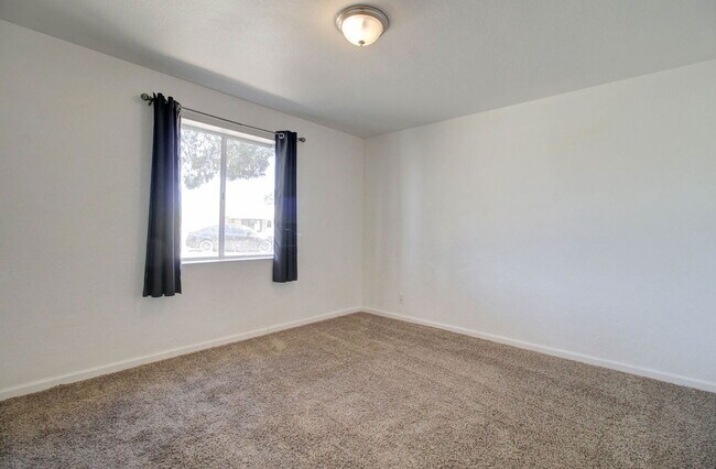 Building Photo - 5657 N 39th Ave