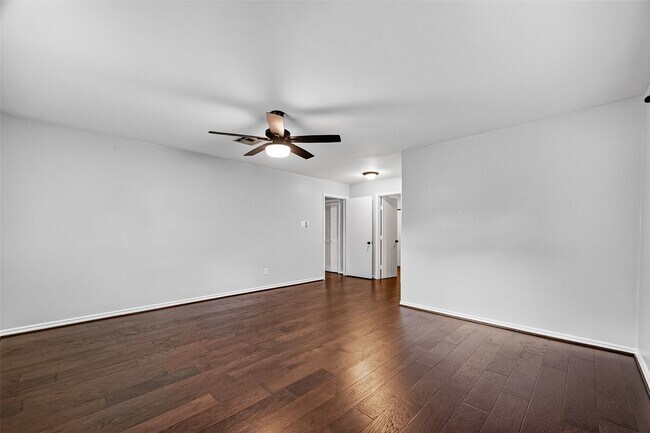 Building Photo - 811 Thicket Ln