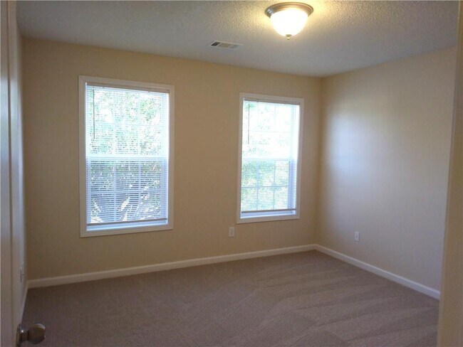 Building Photo - 131 Peachtree Glen Dr
