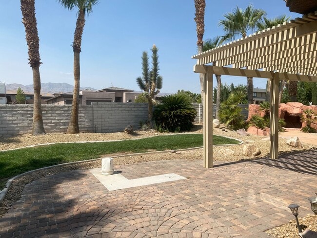 Building Photo - Single Story 4 Bedroom on 1/2 Acre Lot w/ Pool & Spa!