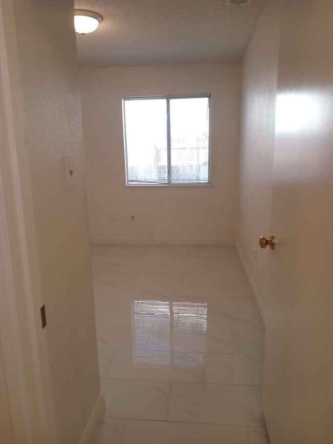 Building Photo - Stylish, Secure, and Pet-Friendly 3-Bedroo...