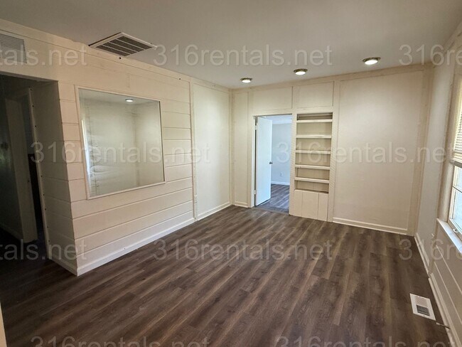 Building Photo - $1,045 - 3 bedroom / 1 bathroom - Single Family Home