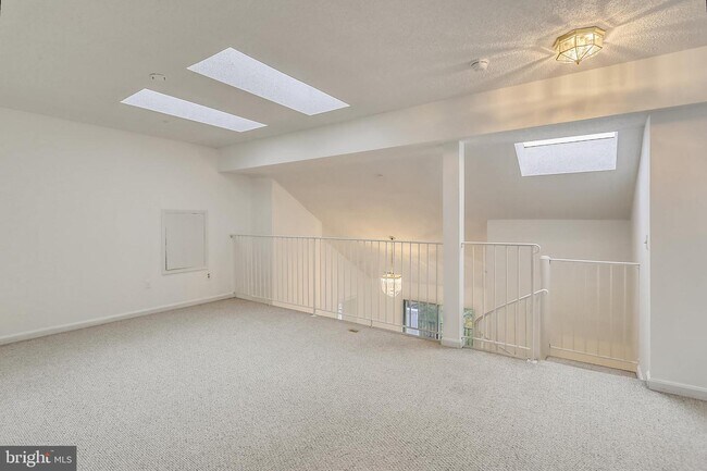 Building Photo - 10010 Vanderbilt Cir