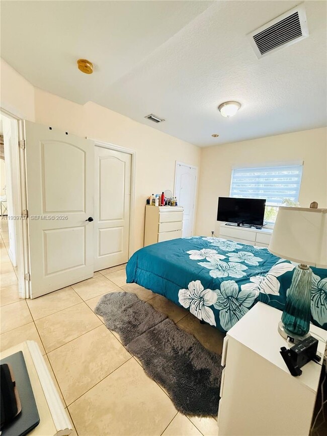 Building Photo - 16950 SW 93rd Ave