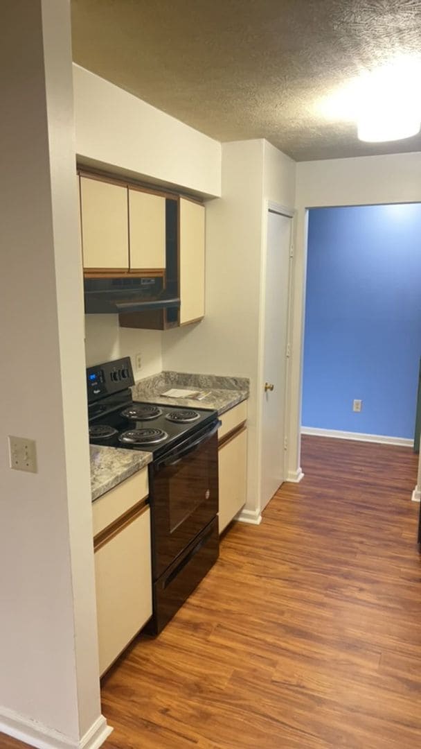 Building Photo - Spacious & Vibrant 3-Bedroom Apartment Nea...