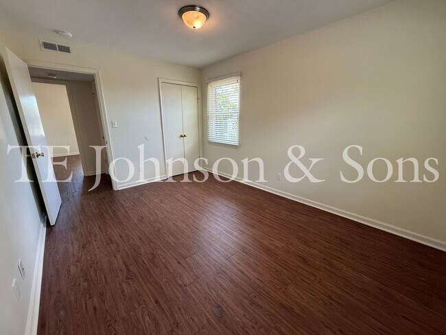 Building Photo - Modern 2 Bedroom Apartment with Water Included on Forsyth St