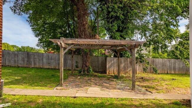 Building Photo - 1724 W 19th St